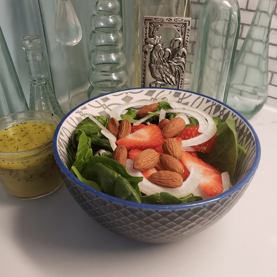 Salade d'épinards et de fraises avec vinaigrette au citron et aux graines de pavot
