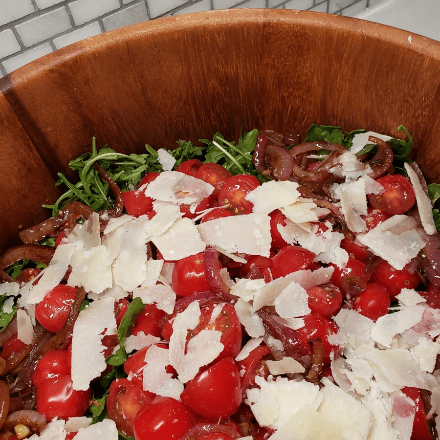 Salade de roquette et de tomates avec vinaigrette balsamique chaude