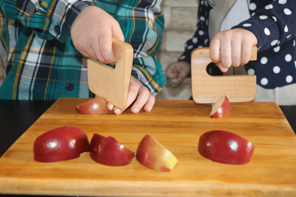 Impliquer les enfants dans la coupe des pommes est une activité amusante